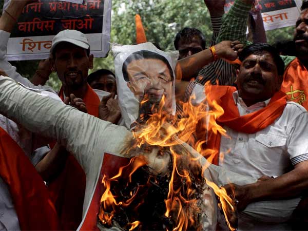 लोगों की भावनाओं को किया आहत