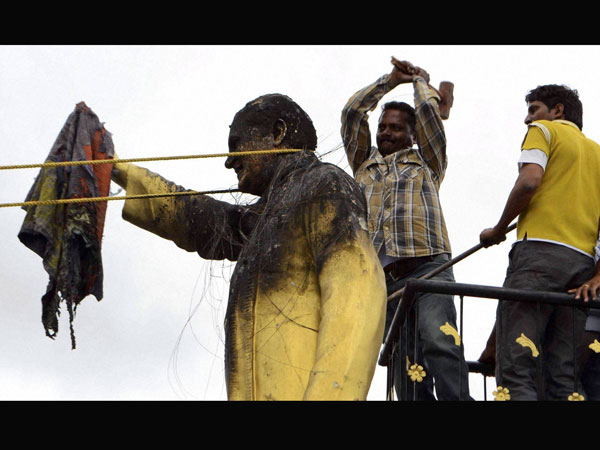 निशाने पर गांधी परिवार 