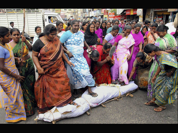 निशाने पर सोनिया 