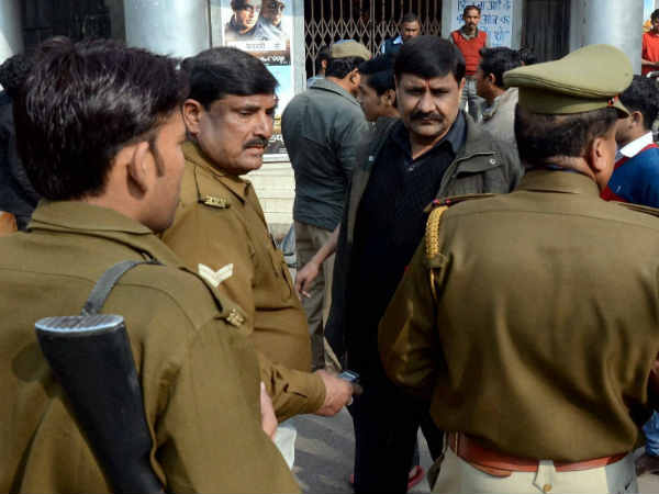 सपा के कार्यकर्ता देख रहे प्रशासन