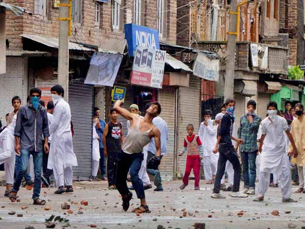 श्रीनगर में बवाल 