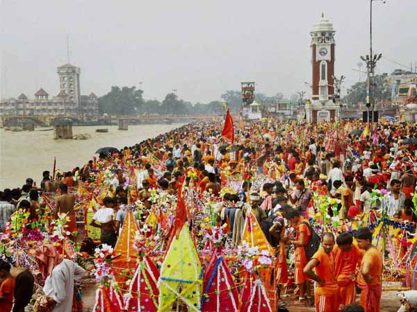 गंगाजल भरते कांवडि़यें