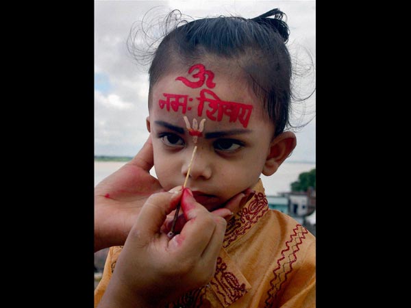 बच्‍चे के माथे पर चंदन