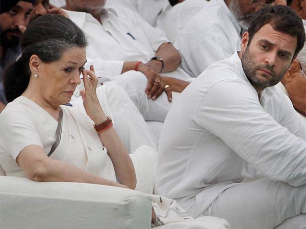 सदन में सोनिया-राहुल की उपस्थिति 50 फीसदी से भी कम