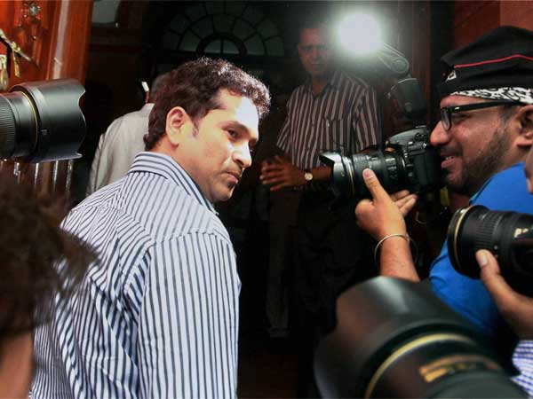 सचिन के संसद पहुंचते ही उमड़ पड़ी मीडिया