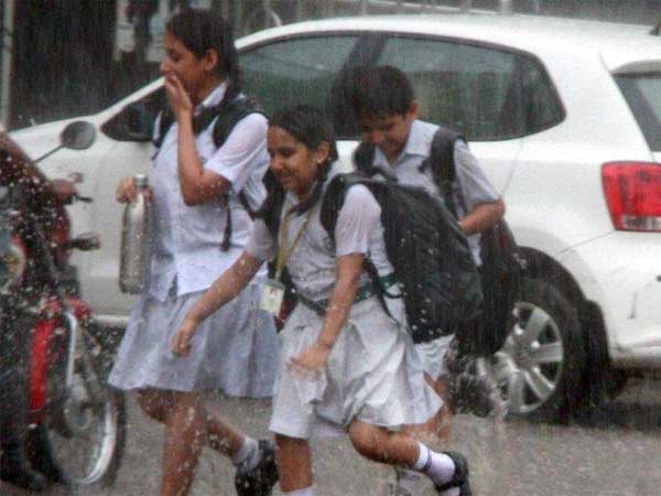 बारिश में स्‍कूली बच्‍चों ने की मस्‍ती