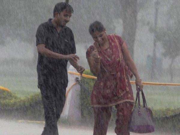 दिल्‍ली में बारिश का मजा लेते प्रेमी जोड़े