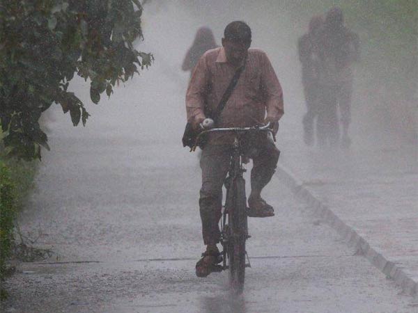 बारिश में भी काम पर जाना जरूरी