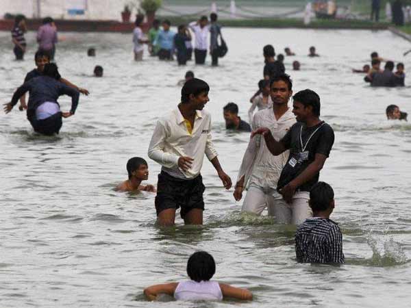 बारिश का आनंद लेते युवा