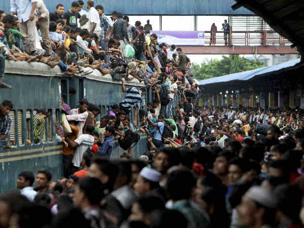 बांग्‍लादेश में घर जाने की होड़ 