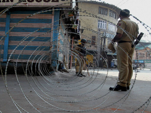 कर्फ्यू की वजह से बंद हैं शैक्षणिक संस्थान कर्फ्यू की वजह से बंद हैं शैक्षणिक संस्थान