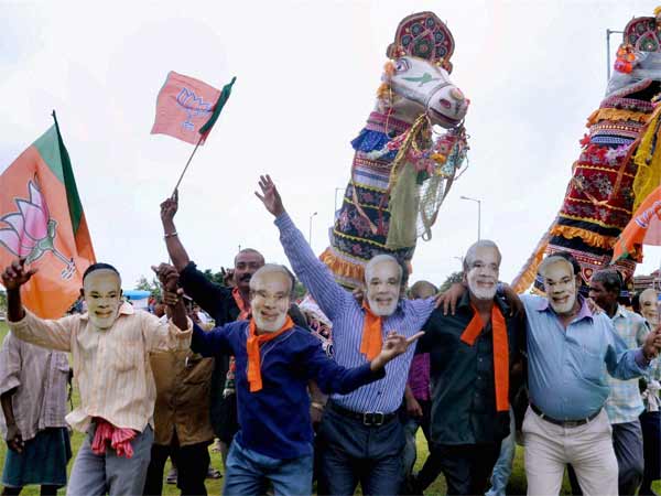 मोदी के लिये उमड़ी भीड़