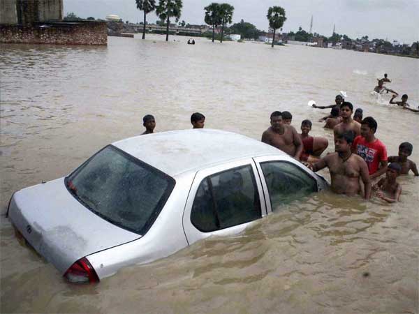 लखनऊ में रुक-रुक कर बारिश