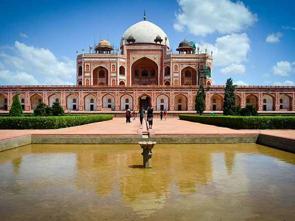 सबसे पहला मकबरा 