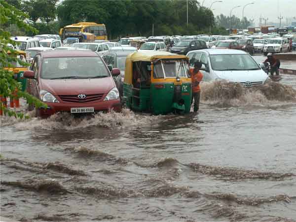 दिल्‍ली में बारिश से भयंकर जाम