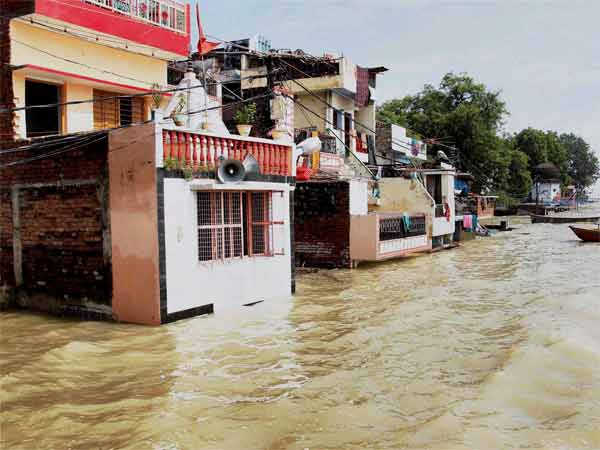 लखनऊ में बादल छाए, भारी बारिश के आसार