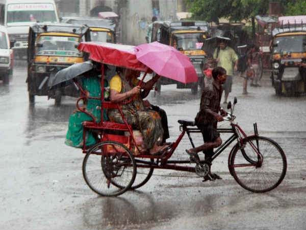 छतरी से ढका रिक्‍शा