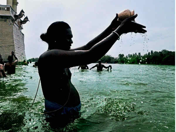 कावेरी नदी में पूजा