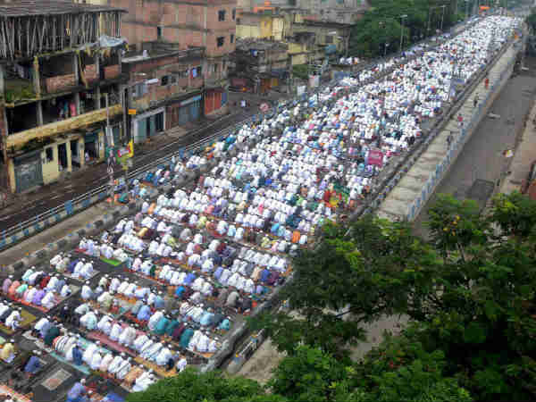 फ्लाईओवर पर ईद की नमाज़