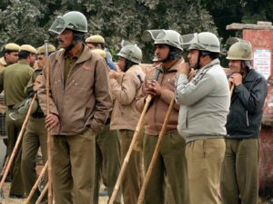 Police men beaten up in Ghaziabad and Etah of UP Police men beaten up in Ghaziabad and Etah of UP