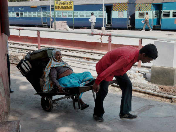 ट्रॉली पर मां