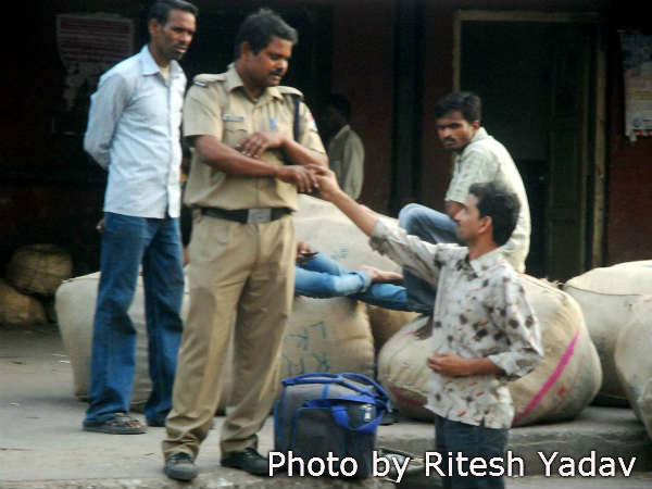 लाओ रख ही लेता हूं