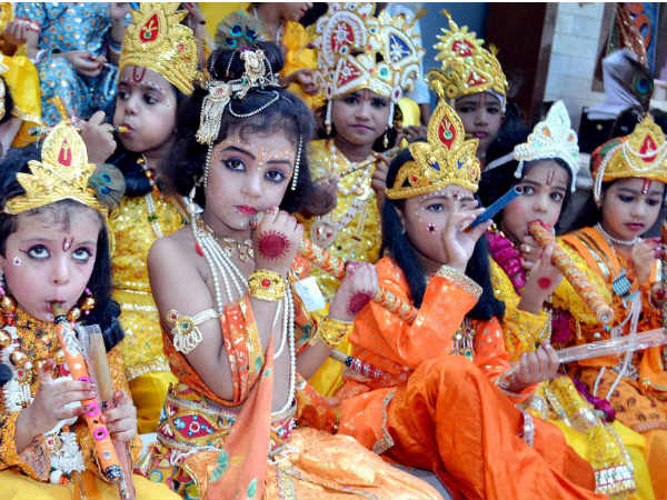 कृष्ण नगरी में निकली नन्हे कान्हाओं की टोली