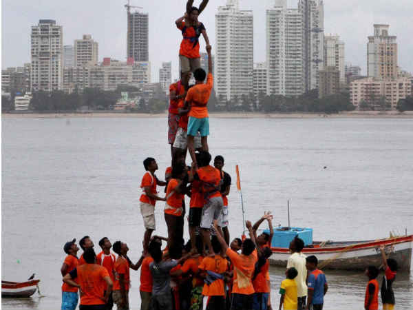गोविंदाओं की निकली टोली