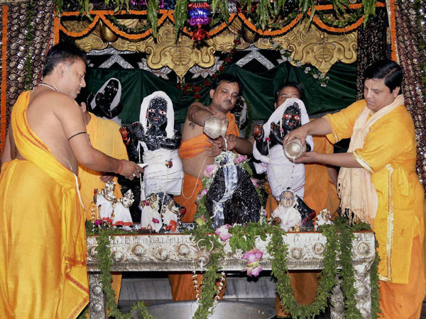 धूम-धाम से मनायी गयी कृष्ण-जन्माष्टमी 