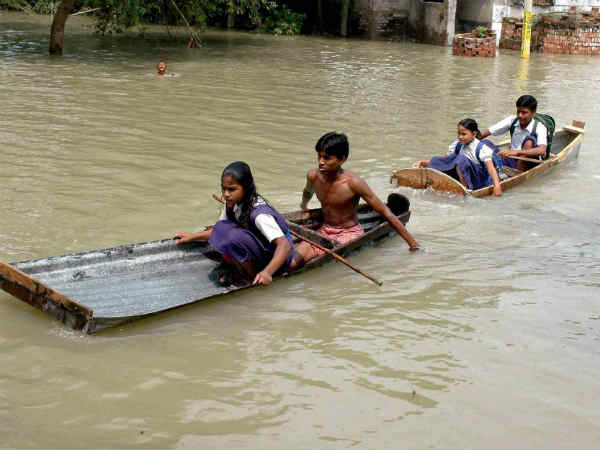 पानी के बीच बच्चे पानी के बीच बच्चे