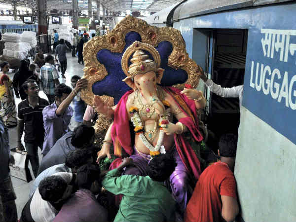 ट्रेन से आये गणपति ट्रेन से आये गणपति