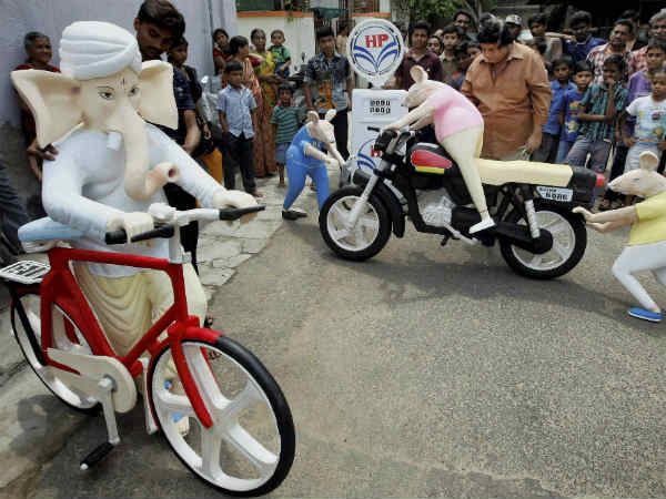 साइकिल पर गणपति बप्पा साइकिल पर गणपति बप्पा