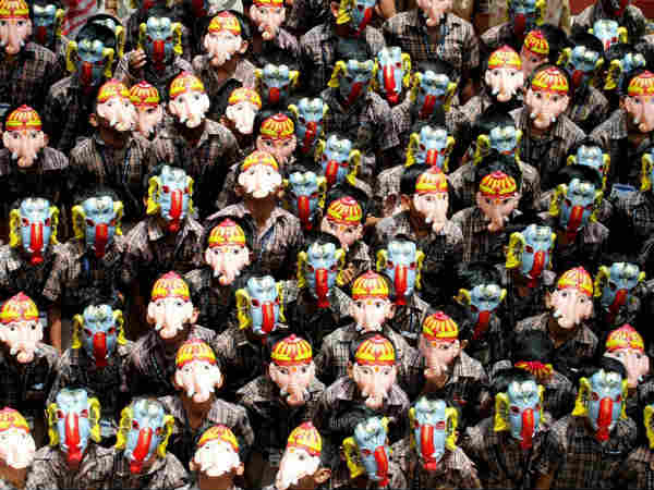 बच्चों ने गणपति का रूप लिया बच्चों ने गणपति का रूप लिया