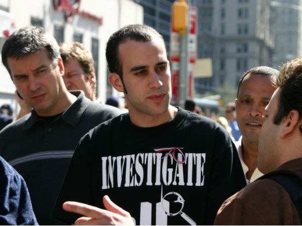 पाकिस्तानियों पर पैनी नजर 