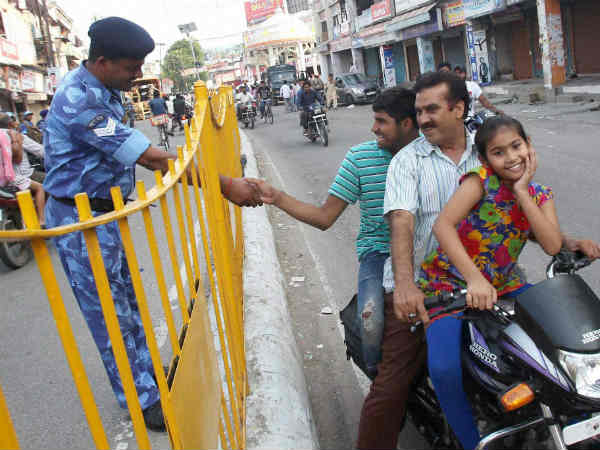 कर्फ्यू में ढील