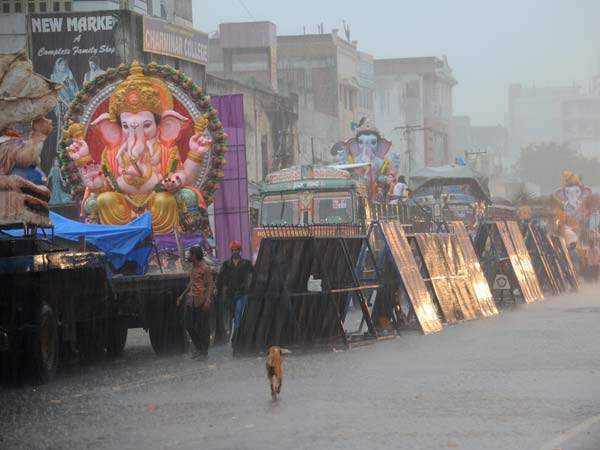 श्रद्धालु सड़कों पर
