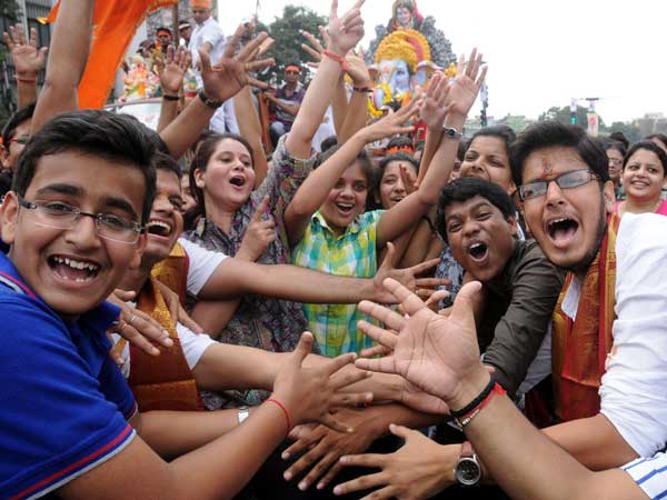 प्रदर्शन पर निगाह