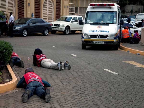 निकाले जा रहे शव निकाले जा रहे शव