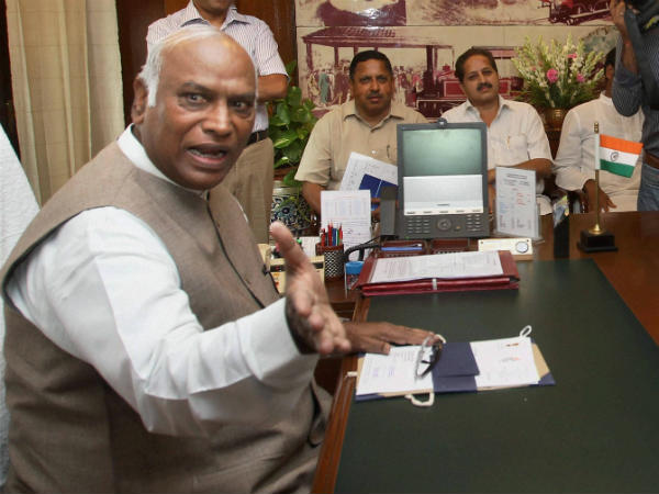 CVC के पास सीबीआई निदेशक के खिलाफ कार्रवाई का अधिकार नहीं CVC के पास सीबीआई निदेशक के खिलाफ कार्रवाई का अधिकार नहीं