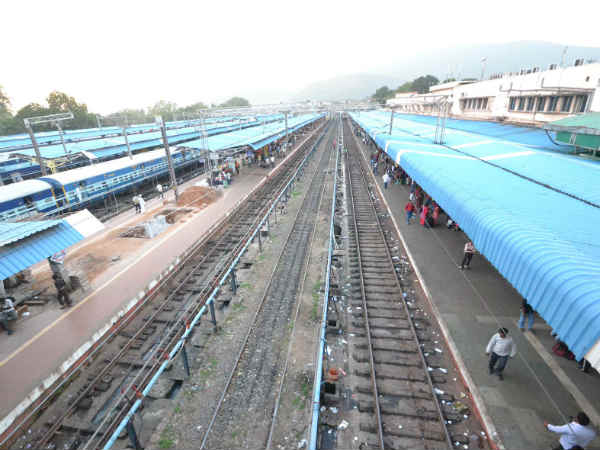 स्‍टेशनों पर रेलवे ट्रैक