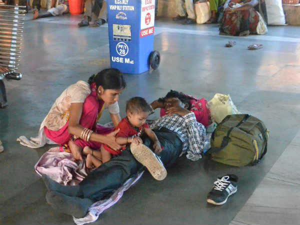 प्‍लेटफॉर्म पर इंतजार