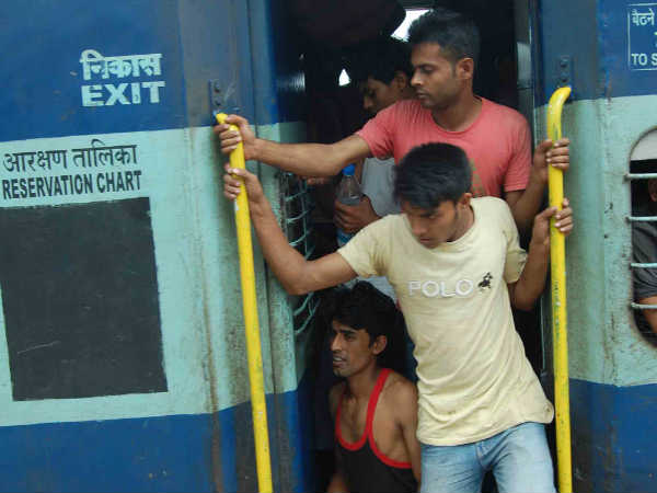 खचाखच भरी ट्रेन
