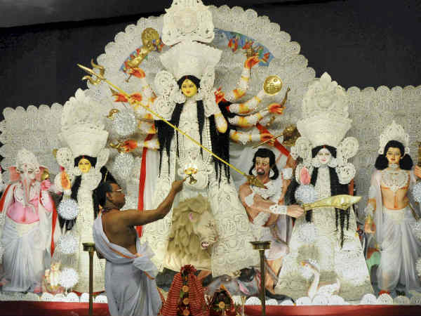 कोलकाता की काली बाड़ी में माता का भव्य पंडाल