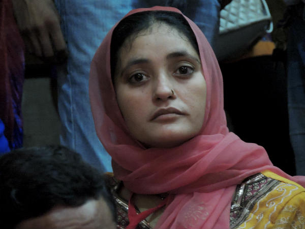 आपके एक बेटी है और कमाने वाला कोर्इ नही कैसे गृहस्ती चलती है?