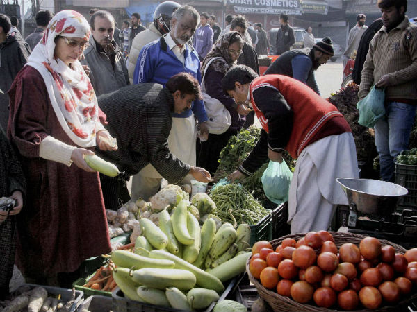 आलू भी चला प्याज की राह