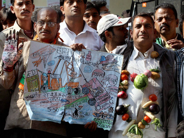 बिचौलिए बढ़ा रहे हैं कीमत