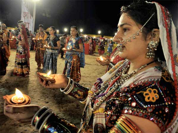 चमकीले रंग के भारतीय परिधान