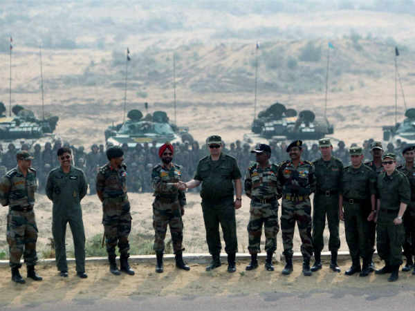 सैनिकों ने टैंक चलायीं