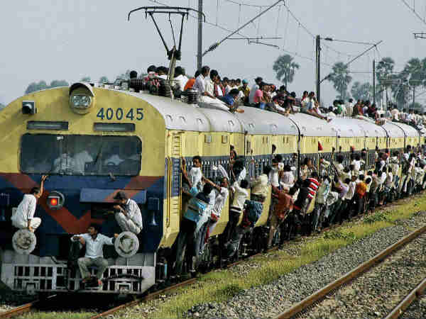 ट्रेन की छतों पर बैठना