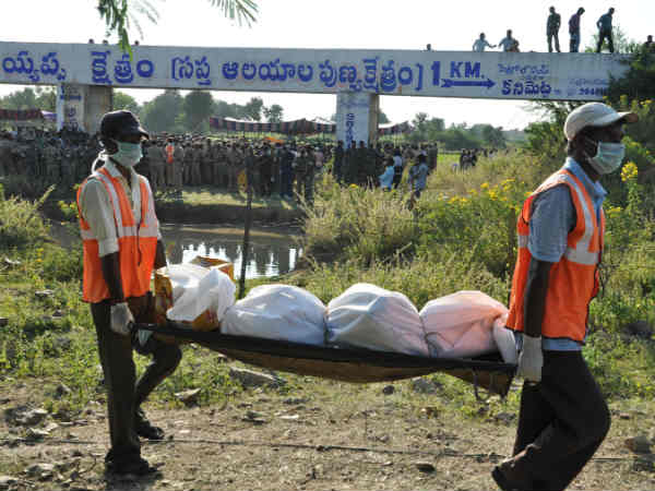 पुलिया से टकरा गई